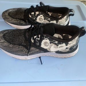 Nike Flyknit Odyssey React WOMENS size 8